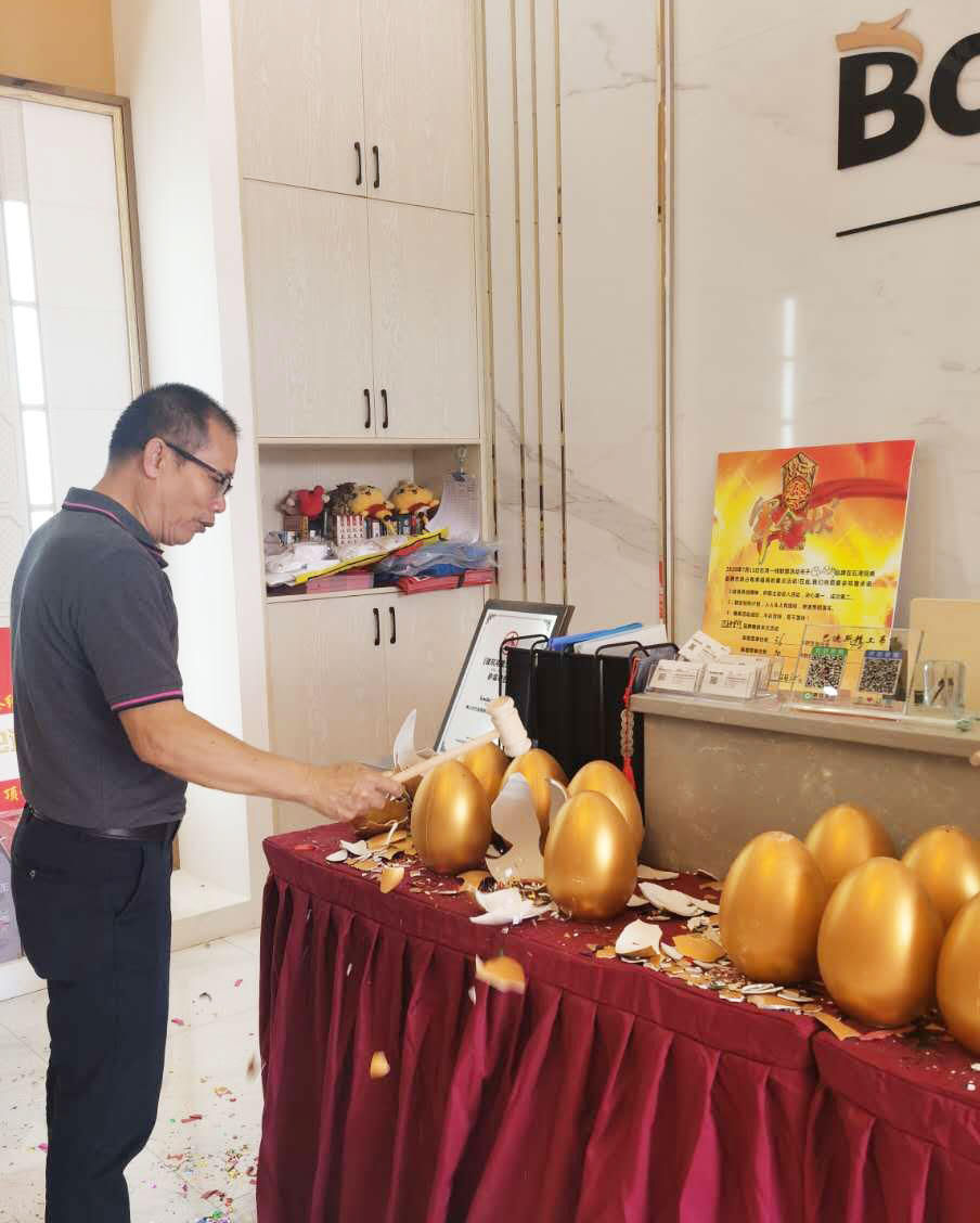 為了感恩回饋當(dāng)?shù)貥I(yè)主朋友的厚愛(ài)，  惠州石灣巴迪斯旗艦店，  推出了多項(xiàng)具有吸引力的  優(yōu)惠套餐和折扣力度。