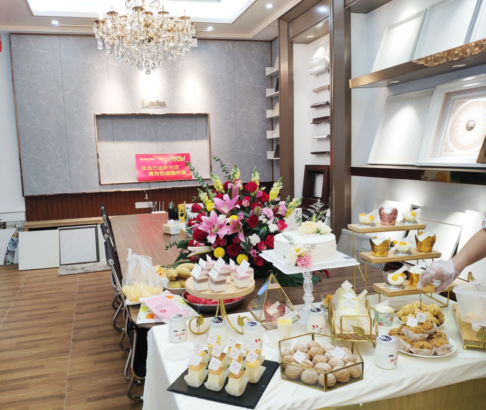 豐富的點(diǎn)心小吃，  讓到場(chǎng)的業(yè)主朋友感到貼心服務(wù)。